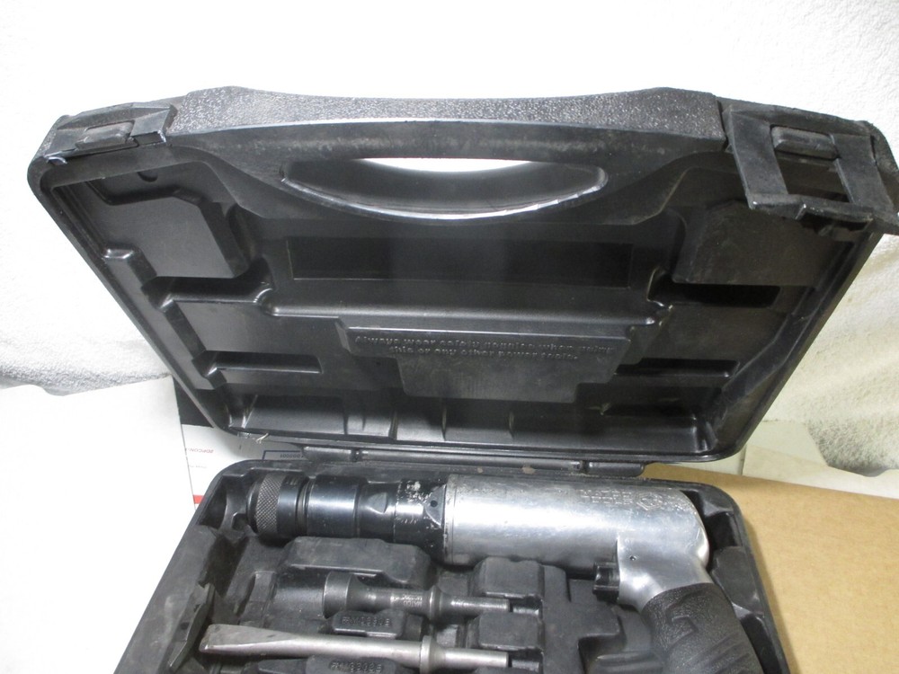 Matco Tools Air Chisel MTCR2 w/ Case & 5 Bits