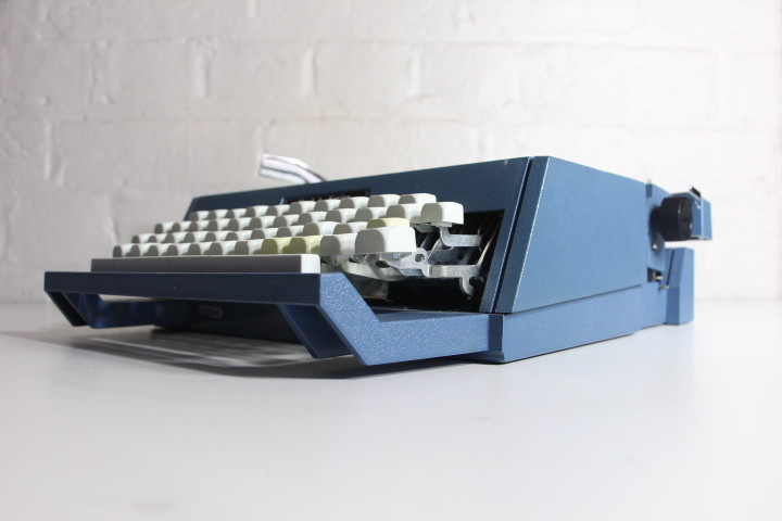 Mark 1 Series Typewriter ~ Blue ~ Case ~ Great Condition!