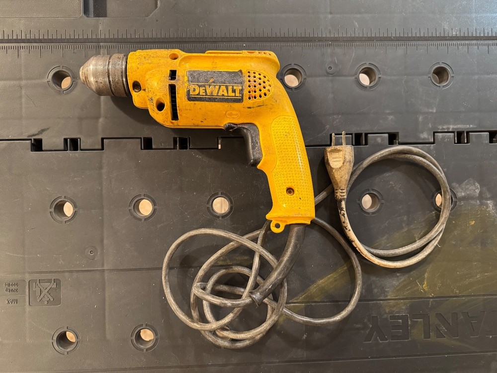 Dewalt D21009 - 3/8" 6 A - Keyless Variable Speed Reversable Corded Drill