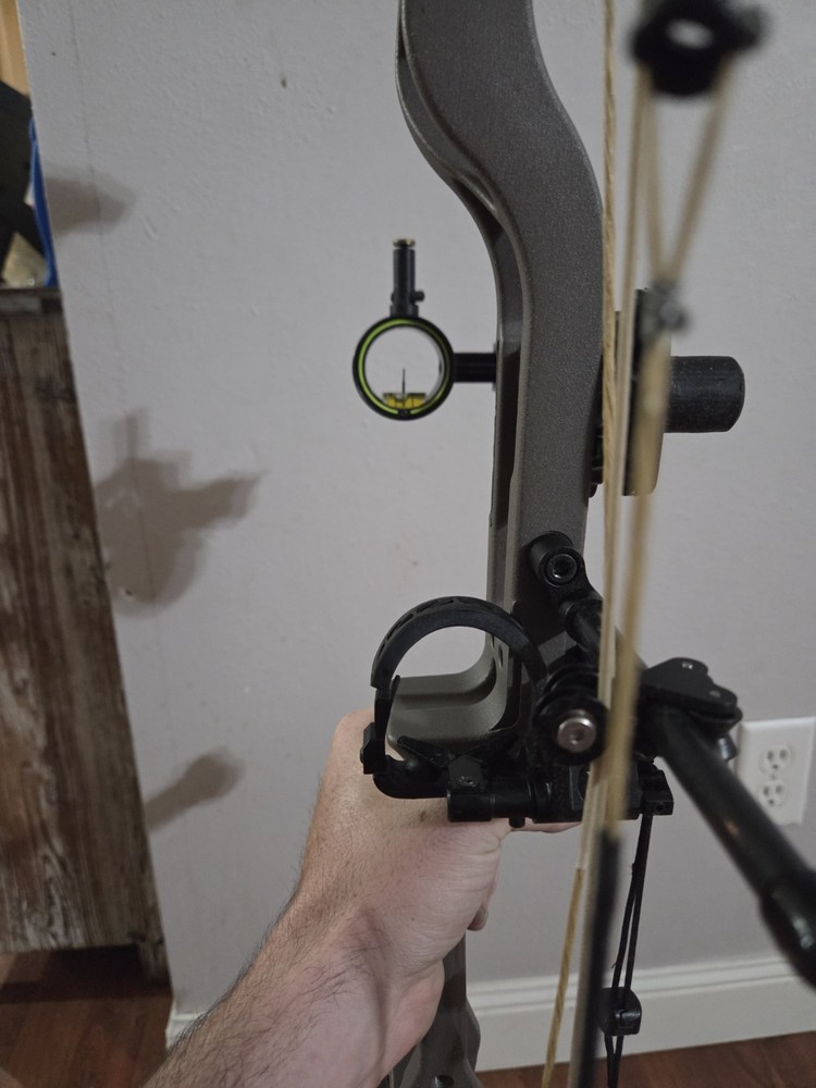 Bear Archery alaskan xt Compound Bow Right Hand ready to hunt