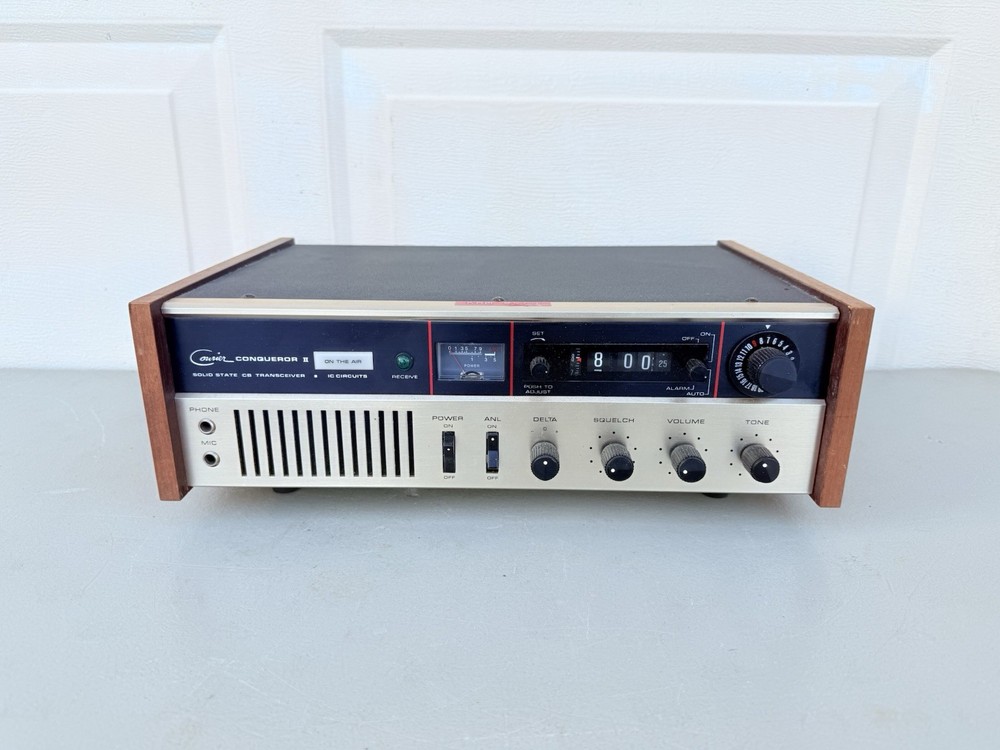 Vintage Courier Conqueror II CB Transceiver Radio Powers On Untested