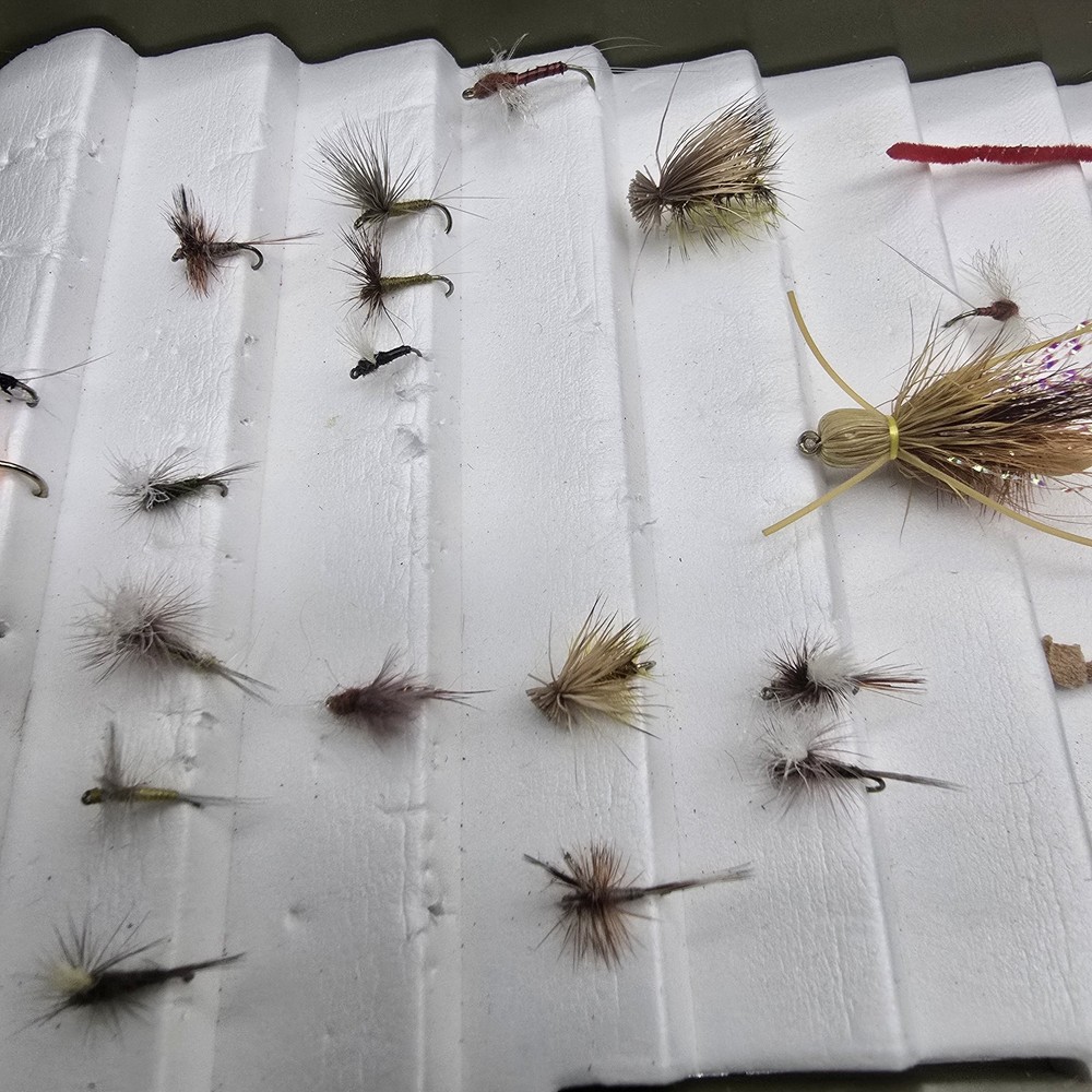 white river fly box with 27 Flys Pluse Extra Case