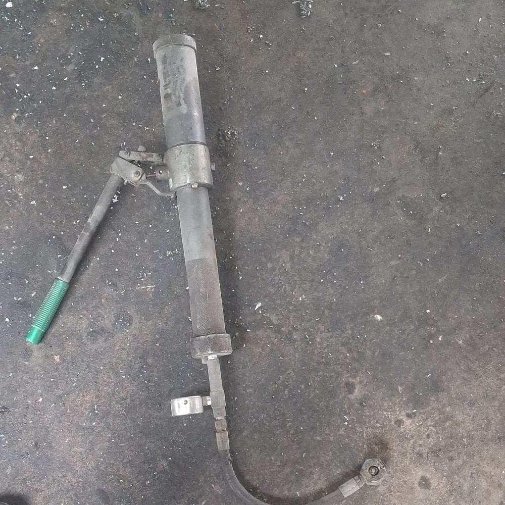 Hydraulic grease gun