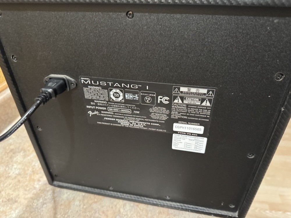 FENDER MUSTANG 1 AMPLIFIER
