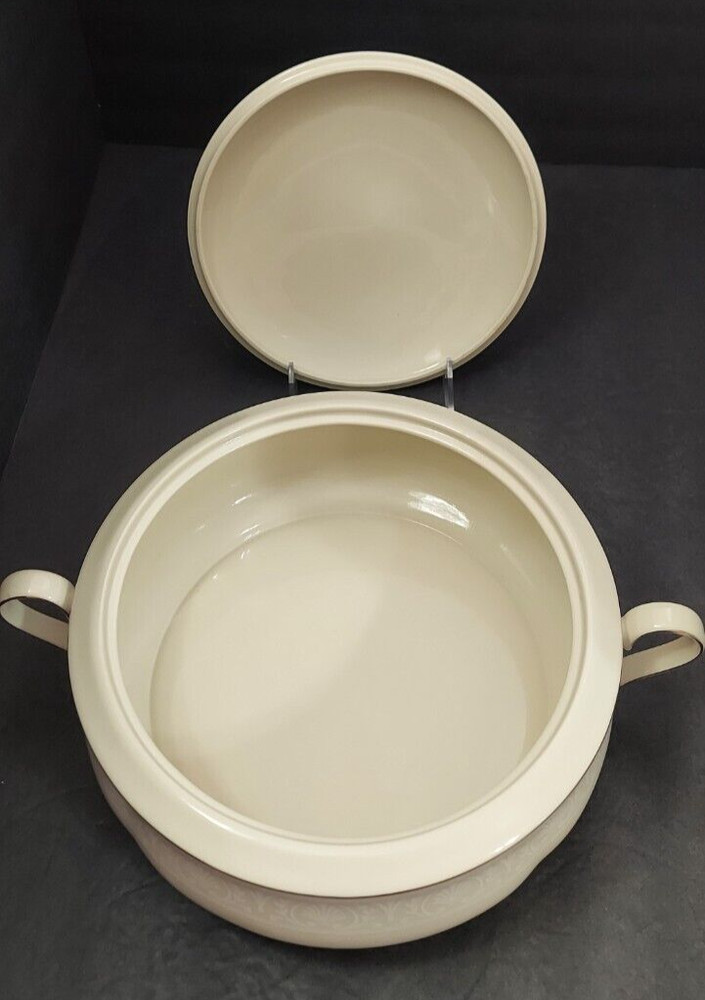 Lenox Courtyard Platinum Round Covered Vegetable