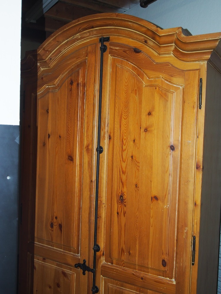 ARMOIRE/BAR/ANTIQUE REPRODUCTION