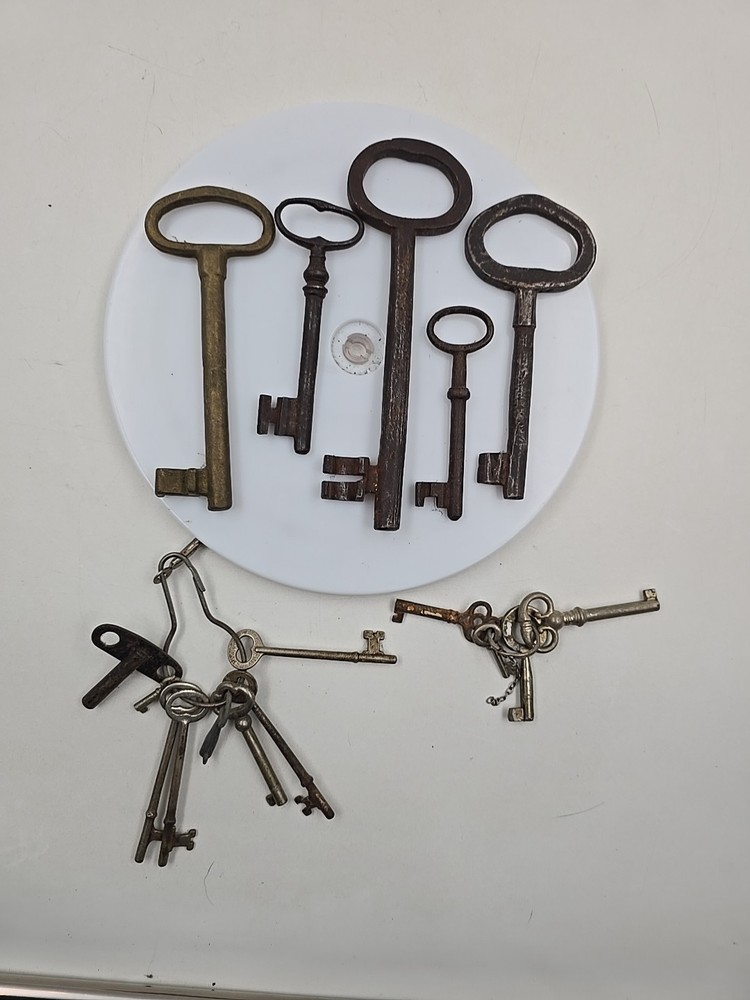 16 Skeleton Keys Various Styles And Sizes
