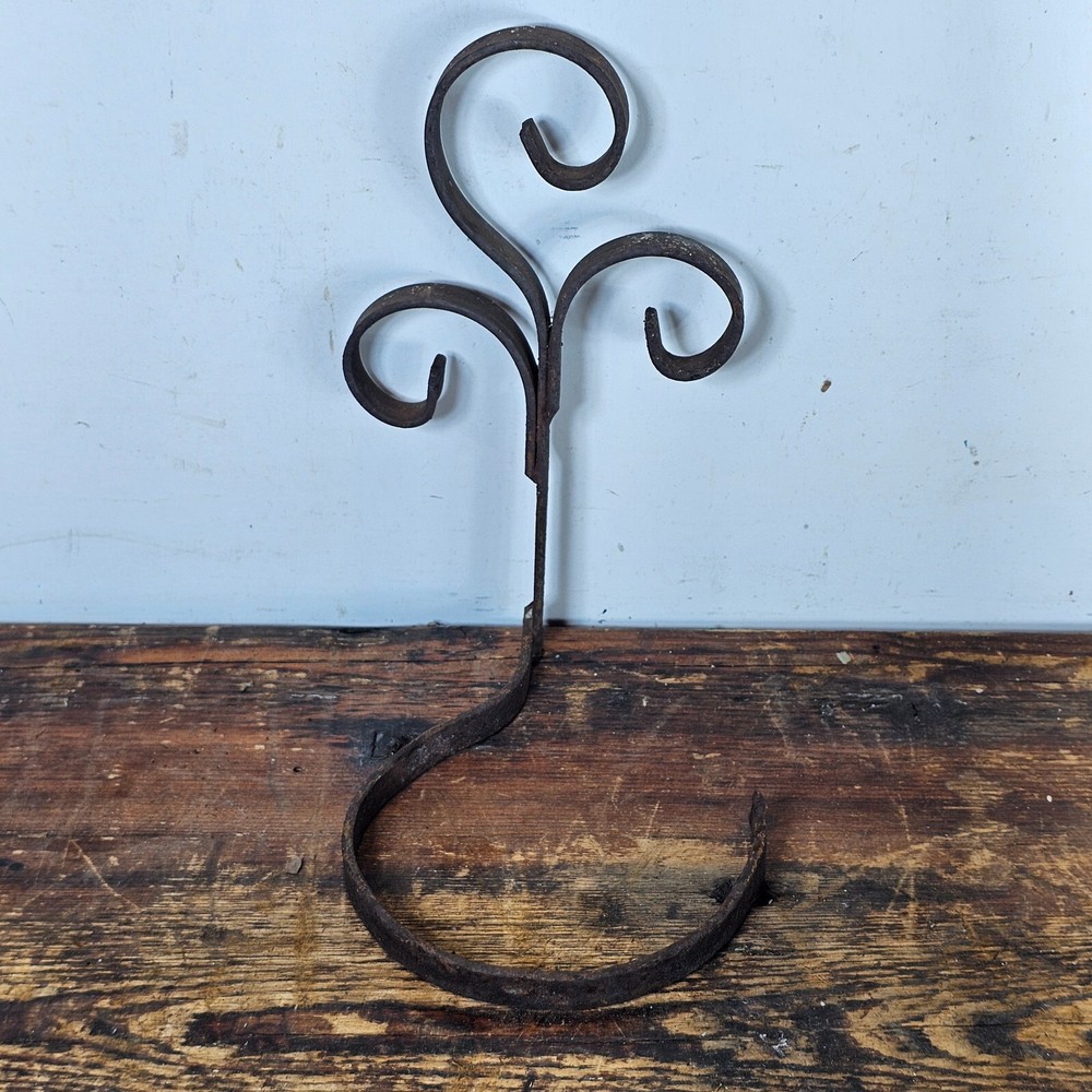 Single Pot Scroll Metal Wall Planter Rusty 8.75"H