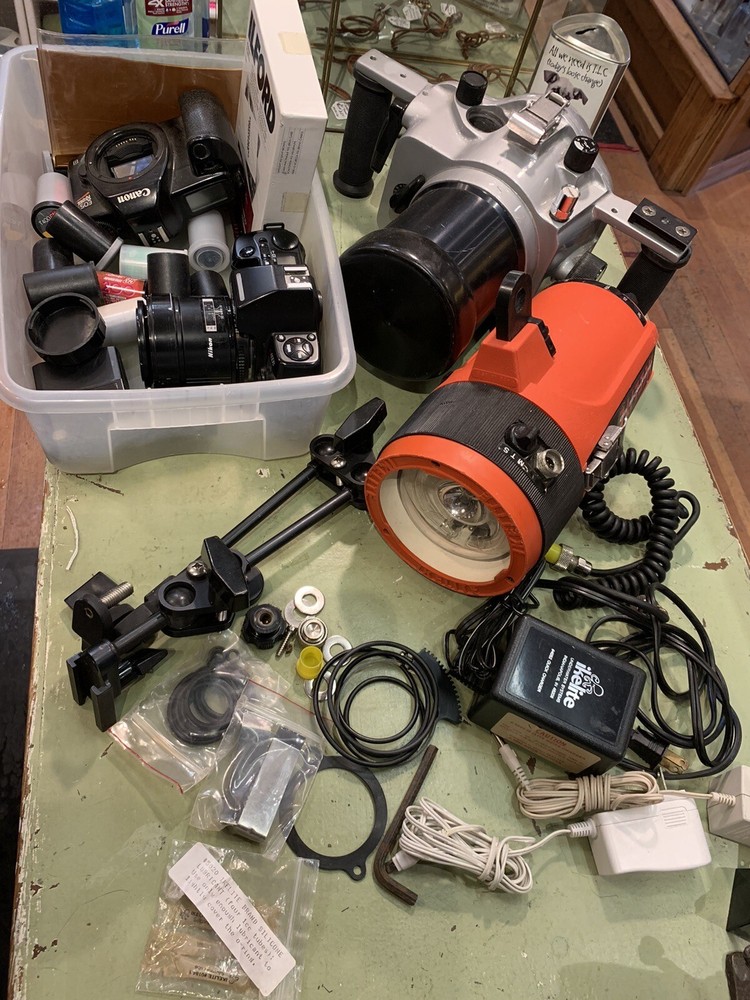 Underwater Scuba camera and flashlight with accessories