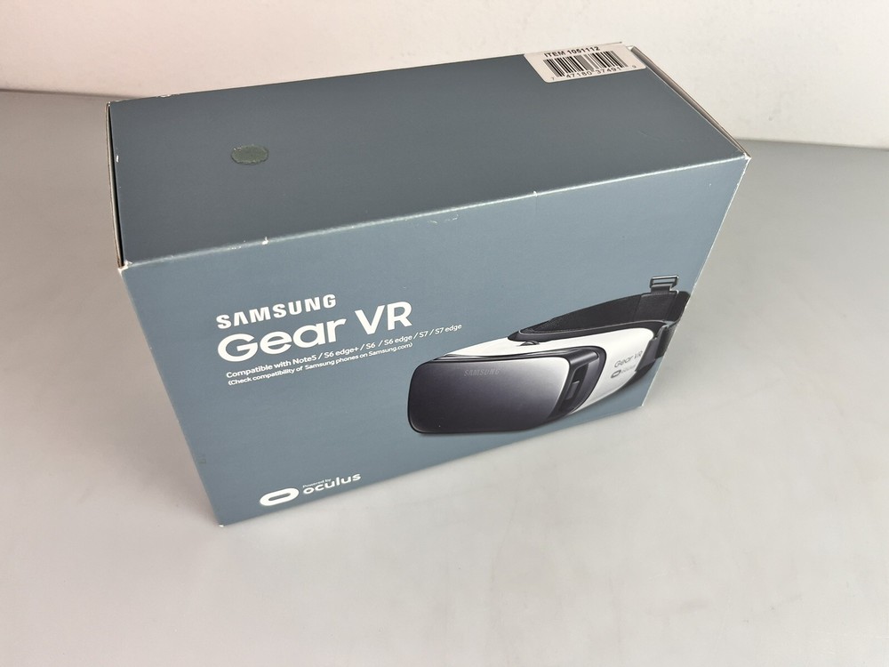 New - Samsung Gear VR powered by Oculus