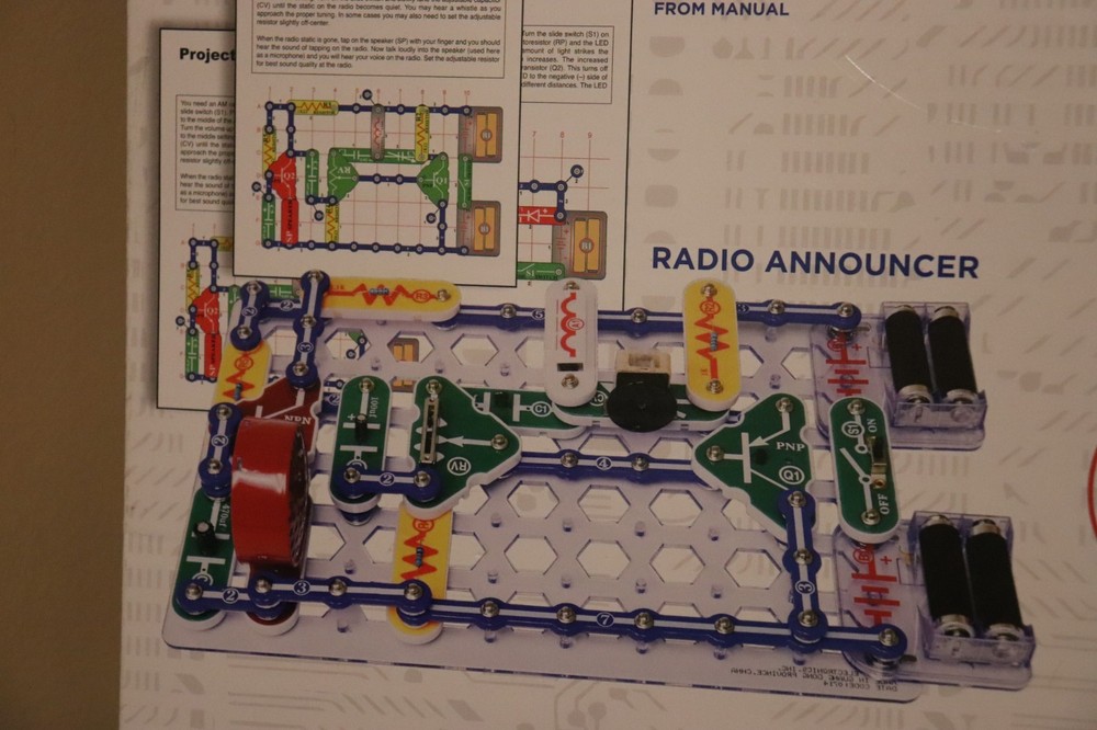 Snap Circuits Classic SC-300 Electronics Exploration Kit Over 300 Projects NEW