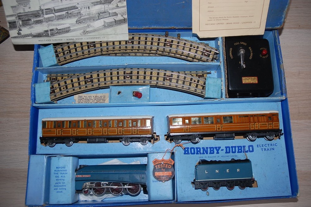 HORNBY DUBLO EDP PASSENGER TRAIN SET 'SIR NIGEL GRESLEY' BOXED