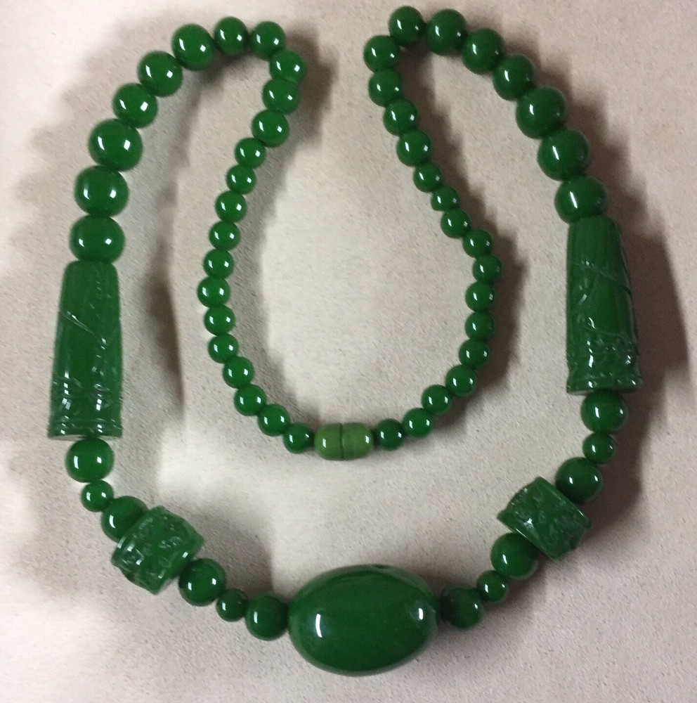 VTG Apple Green Plastic Necklace 30”