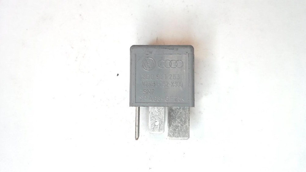 VOLKSWAGUEN & AUDI   8D0951253 RELAY MODULE #370