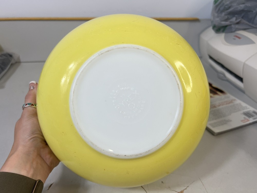 Vtg Pyrex 4 Quart Yellow Nesting Mixing Bowl 404