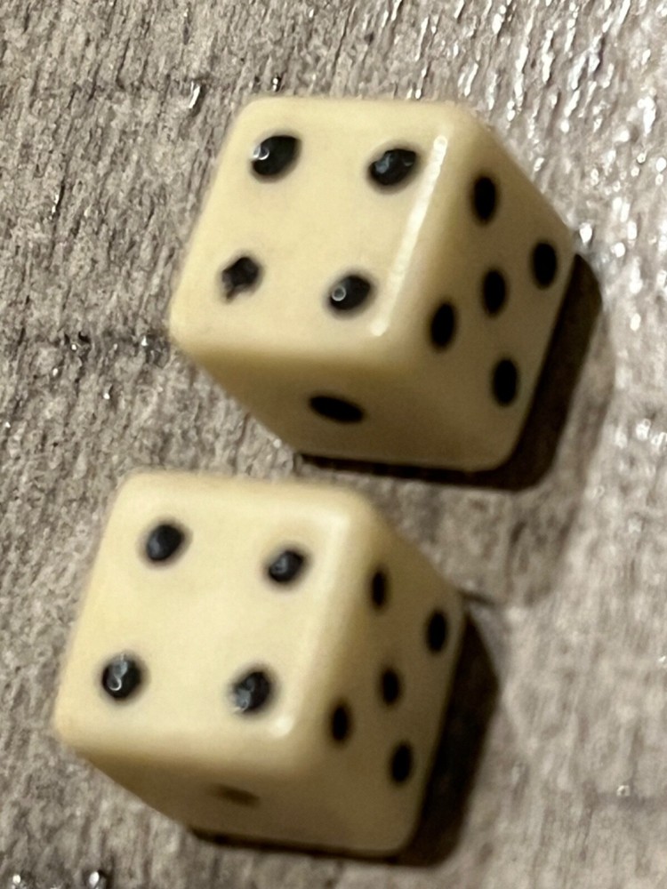 1950s cracker jack unique white dice with black pips 020424@