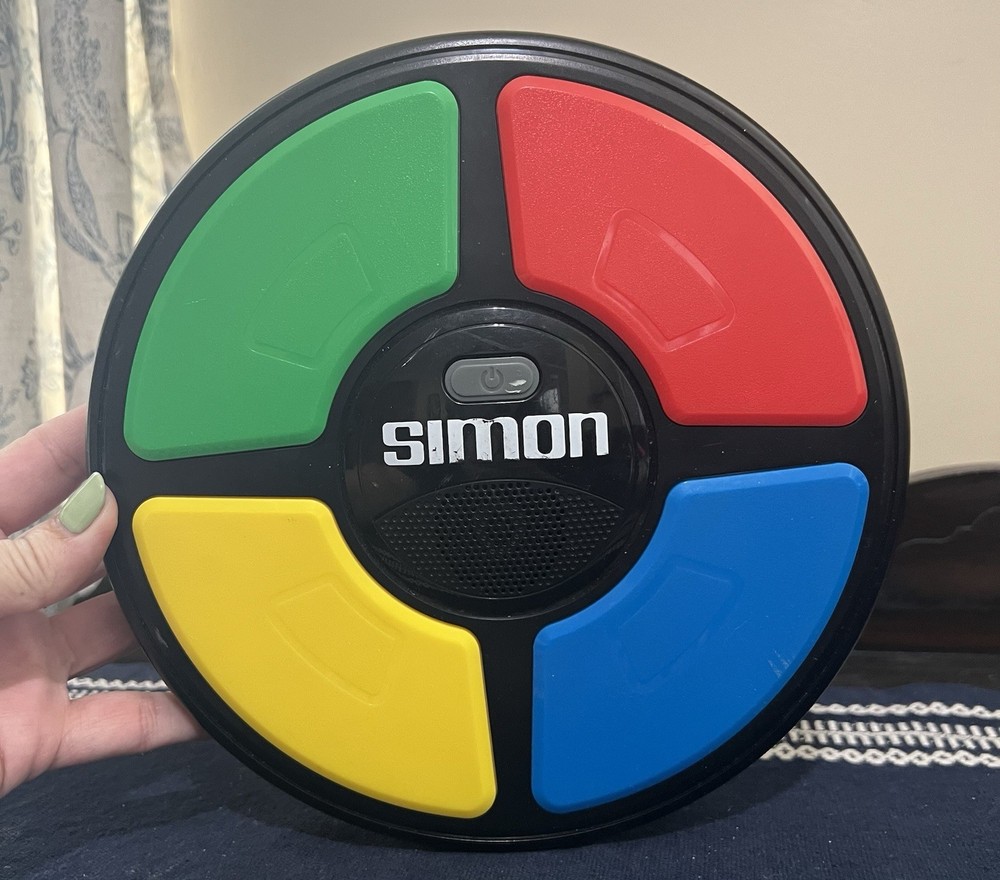 Hasbro 2015 Simon Says Handheld Electronic Memory Game Light Up Tested & Working