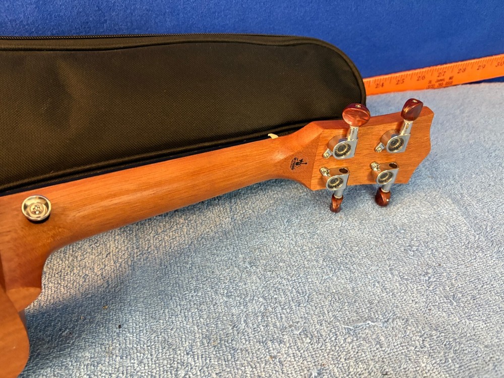 Kmise KMU21S 21in Ukulele w/ Case