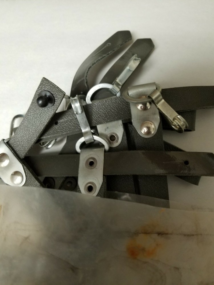 EAST GERMAN EARLY PLASTIC BAYONET FROG