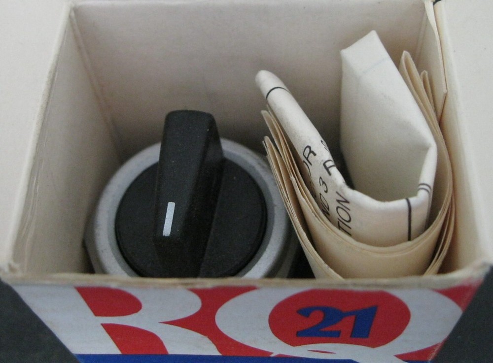 Siemens-Allis P30S2RKB Selector Switch 2 Position Spring Return