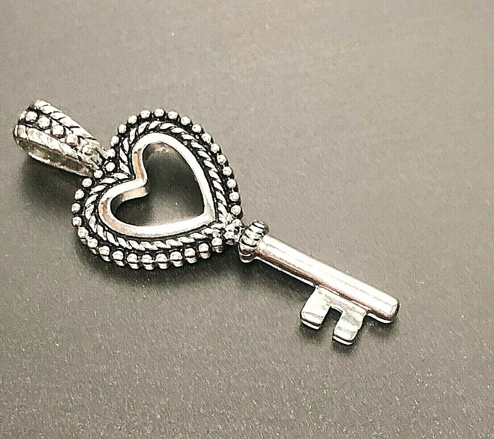ATTRACTIVE TWISTED ROPE STERLING SILVER OPEN KEY PENDANT