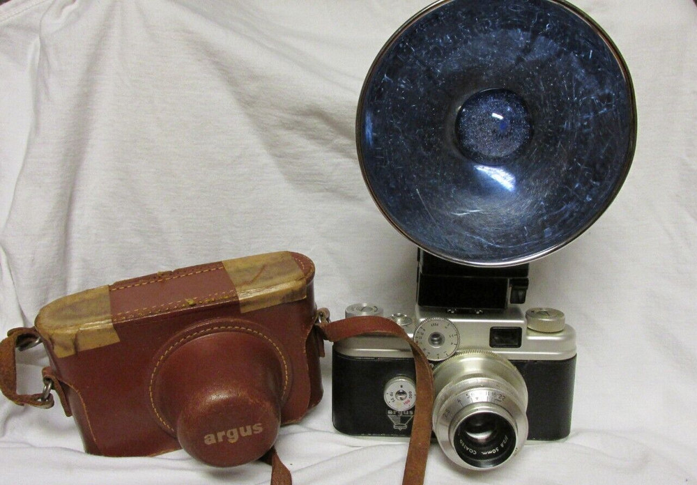 VINTAGE 1950s ARGUS C-FOUR CAMERA w/ FLASH & BULB & CASE