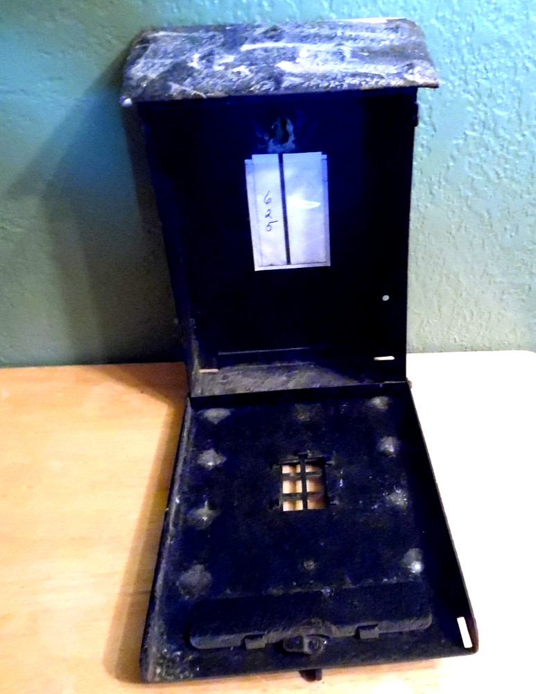 VINTAGE DECORATIVE CAST IRON WALL MOUNT LOCKABLE MAIL BOX