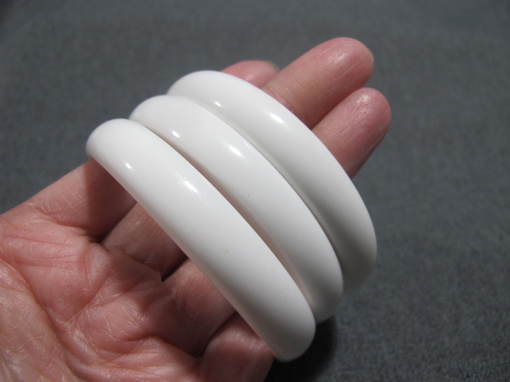 Vintage white plastic 3 bracelet bangles + elastic breaded collar necklace