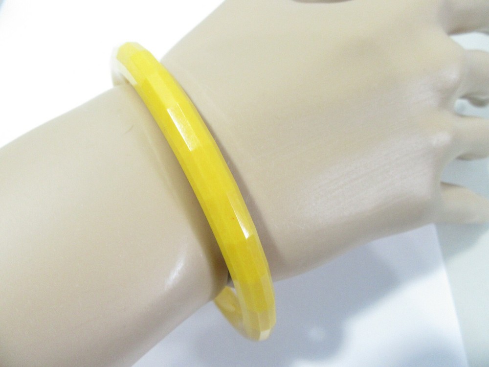 MULTIFACETED GOLD YELLOW MOLDED PLASTIC BANGLE BRACELET