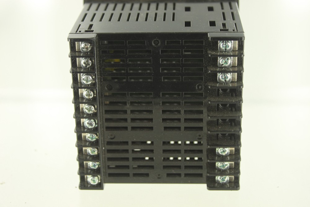 OMRON E5AZ-R3MTD DIGITAL TEMPERATURE CONTROLLER