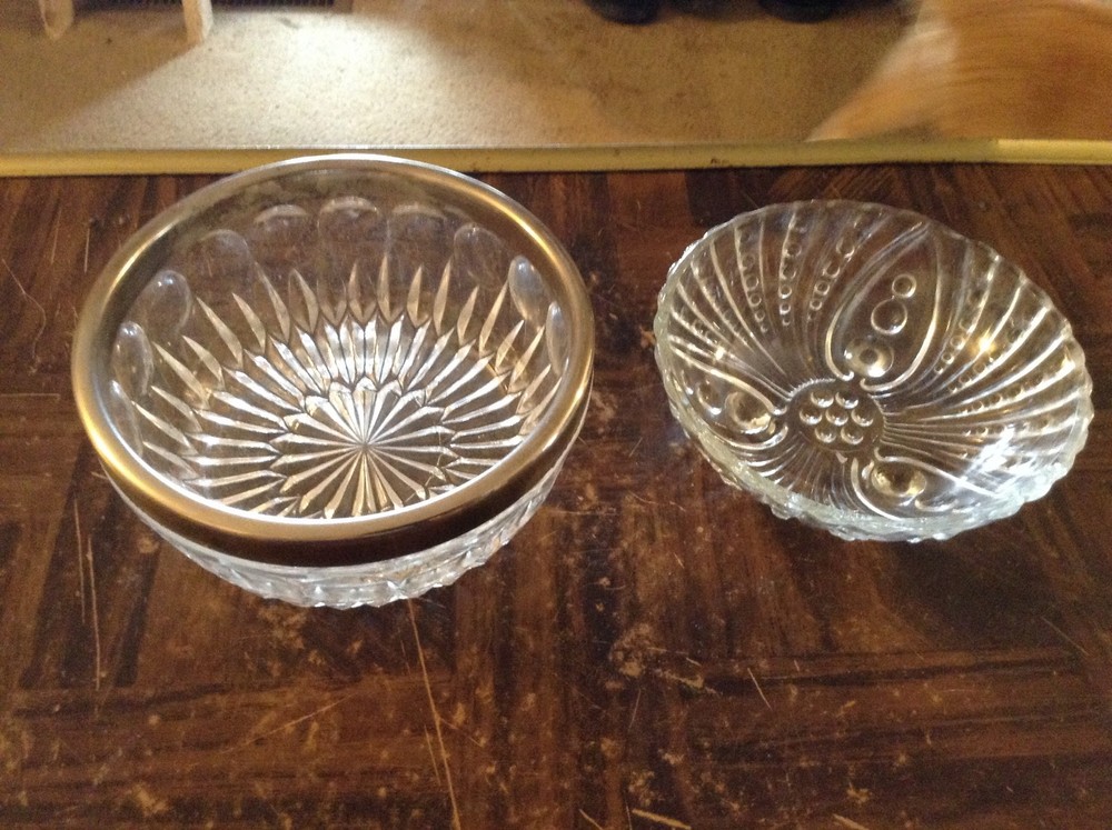 2 clear glass dishes