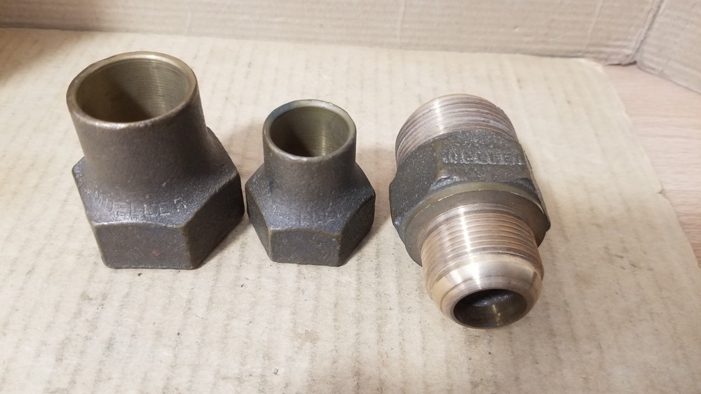 Mueller Straight Coupling with threaded Copper Flare Nut