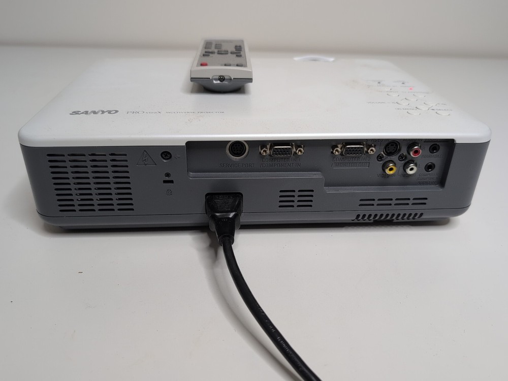 SANYO PRO XTRAX MULTIVERSE PLC-XU75 PROJECTOR Tested