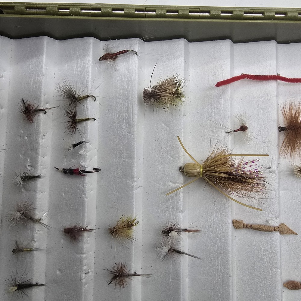 white river fly box with 27 Flys Pluse Extra Case