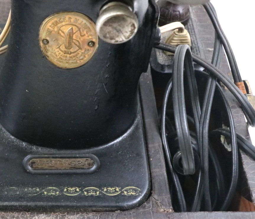 Vintage Singer Sewing Machine w/Case Tested Working