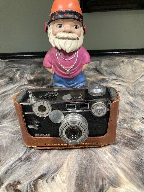 VINTAGE ARGUS C3 RANGE FINDER CAMERA WITH PARTIAL LEATHER CASE