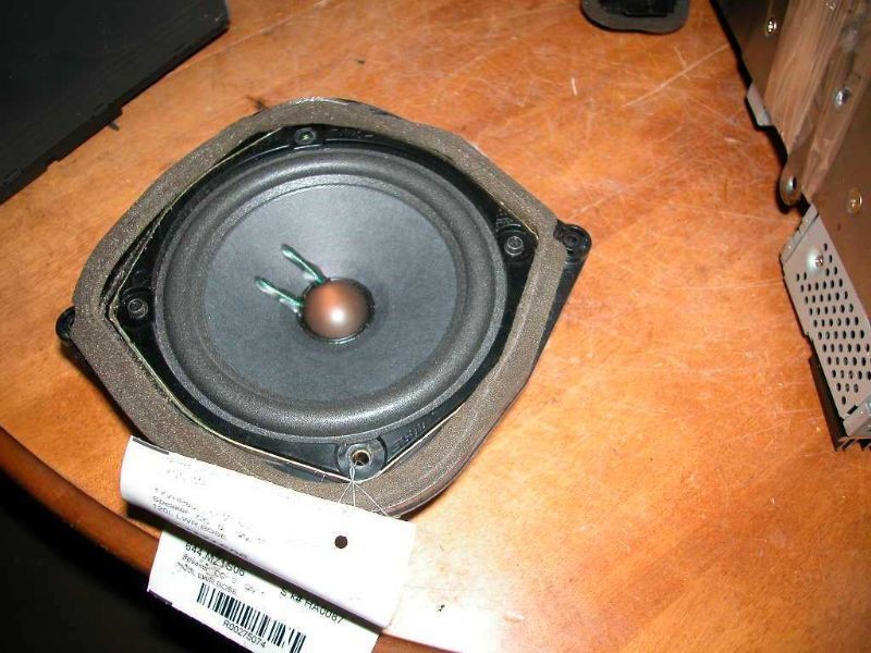 2006 6 SPEAKER LEFT FRONT DOOR LOWER