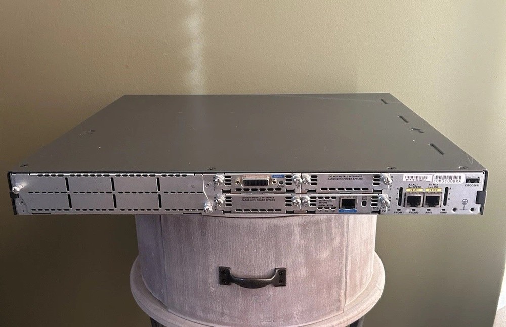 Cisco 2811 Router. READ DESCRIPTION…