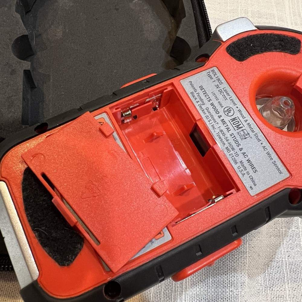 BLACK+DECKER BDL190S BullsEye Auto-Leveling Laser ~ Stud Sensor Tool w/ Case
