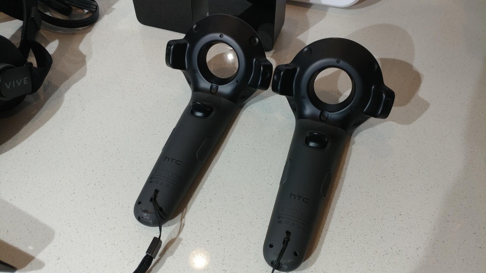 HTC Vive VR Headset Complete Set Full Kit System Virtual Reality ~ A+ Condition