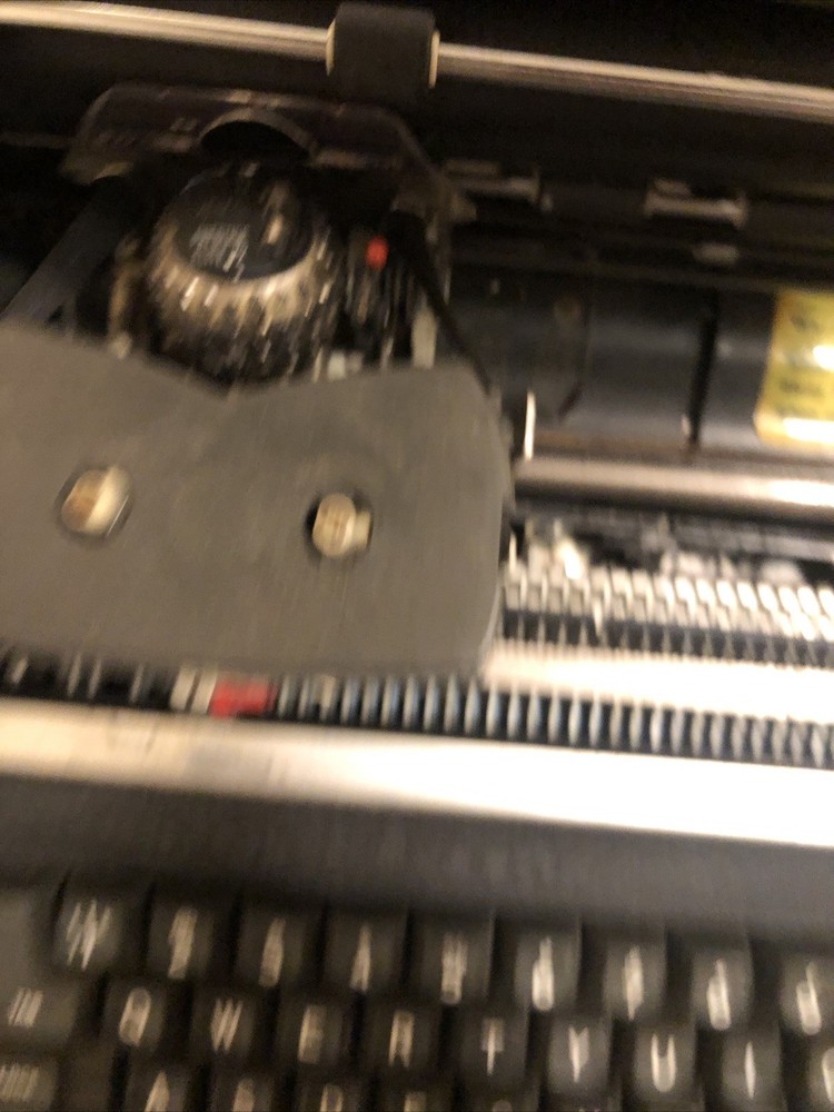 AS IS IBM SELECTRIC 1 TYPEWRITER ,BAD SWITCH AND LEFT MARGIN BROKEN.