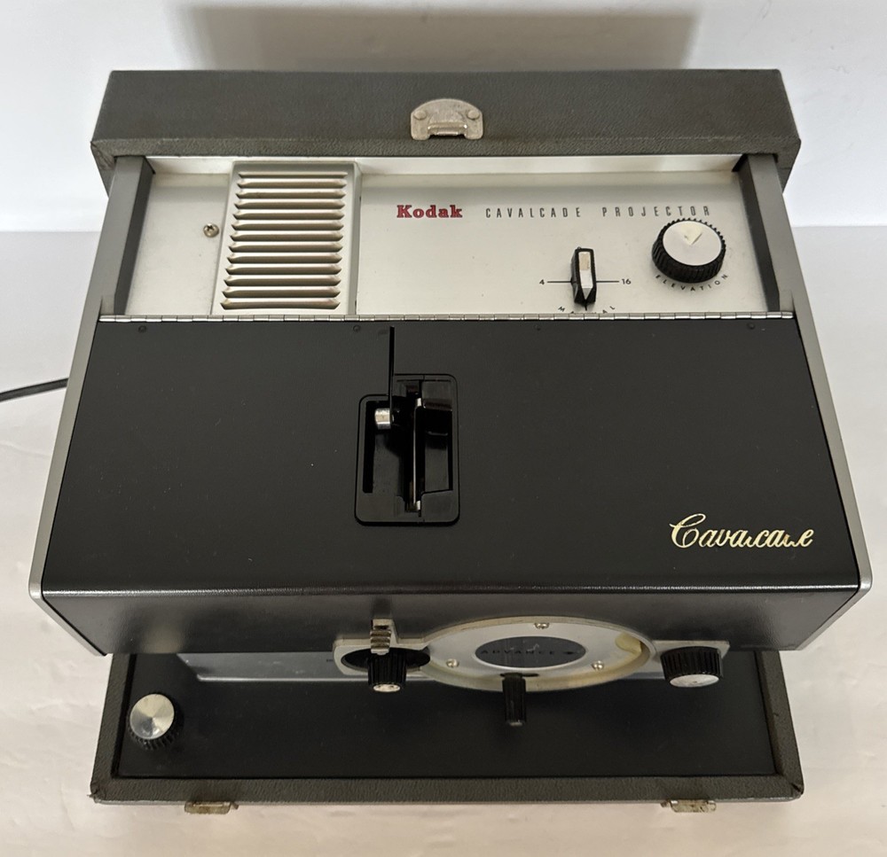 Kodak Projector 35 MM Cavalcade 510 Slide Remote And Case Powers On Untested