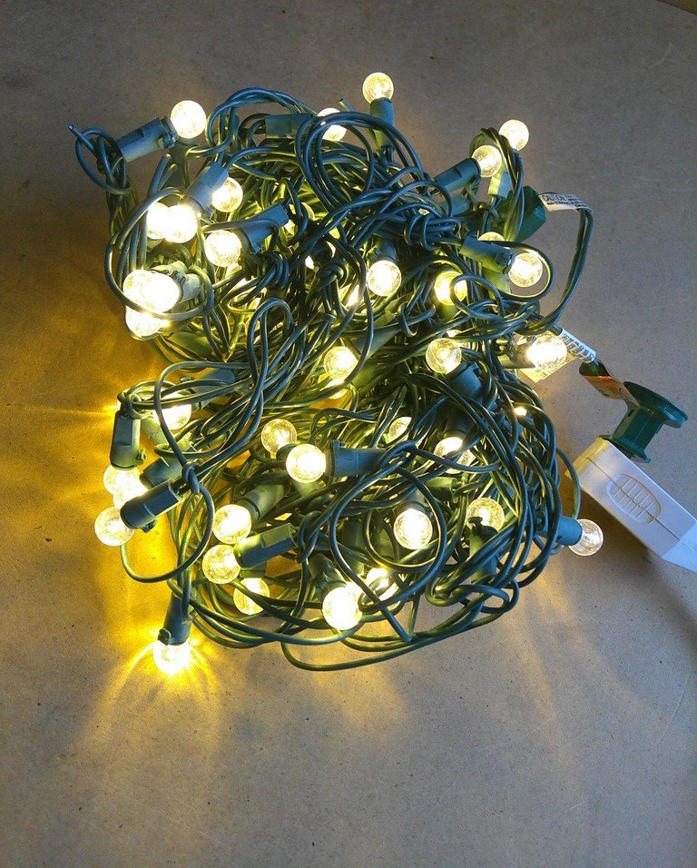 PHILIPS 90 Sphere LED Net Lights Green Wire Warm White