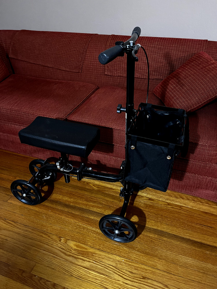 steerable knee scooter with storage bag