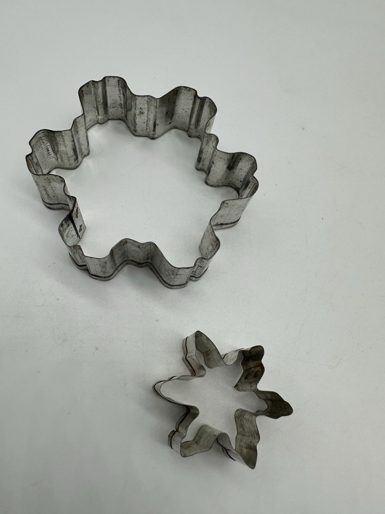 Snowflake Cookie Cutter Set Of 2 Assorted Silver Christmas Decor Kitchen