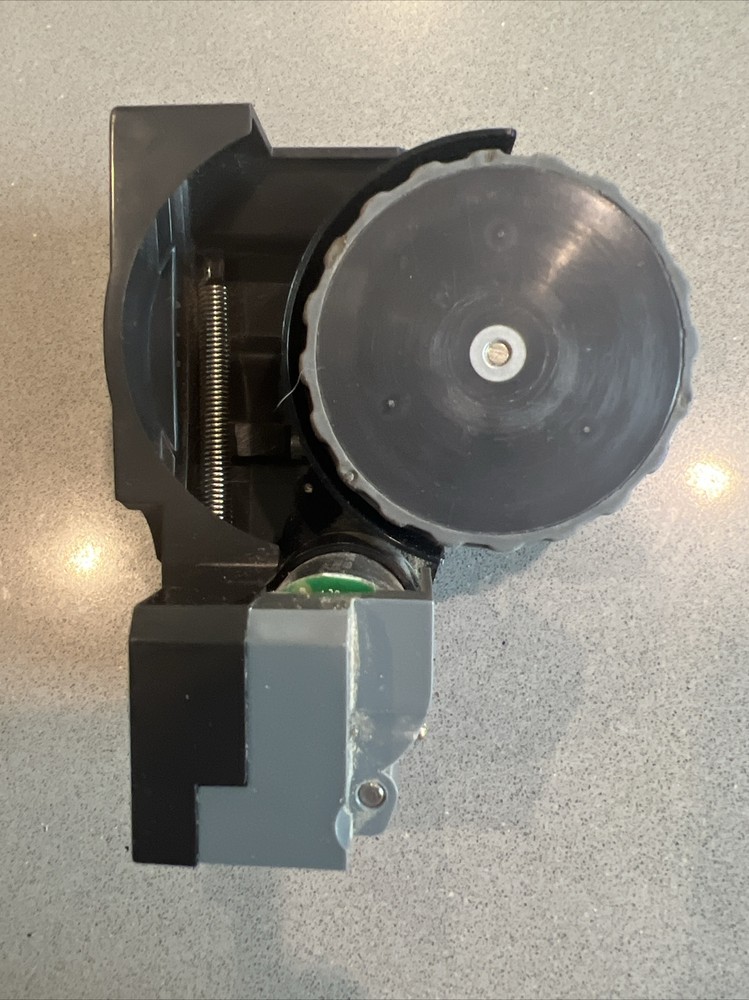 iRobot Replacement Right Wheel for Roomba i3 i4 i7 i7+ i8 i3 i6+ Plus e5 e6 e7