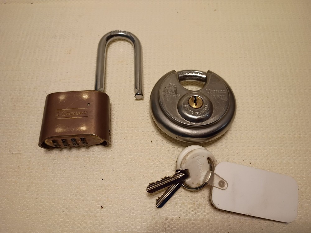 Chateau C970 & Master lock 175..2 Security Heavy Duty Locks - Cylinder & Combo