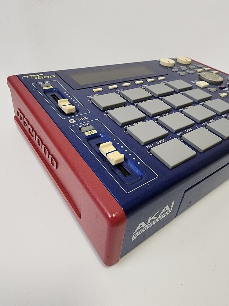 AKAI MPC1000 Sampling Machine Sampler Stereo 32 voices 64-track sequence