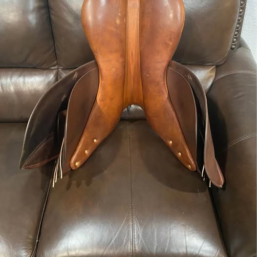 17” Pessoa Close Contact Jumping Saddle- Medium Tree