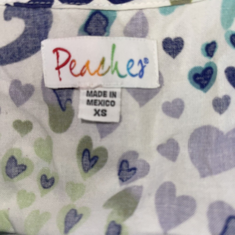 Peaches nursing scrub top with hearts size xs euc e151